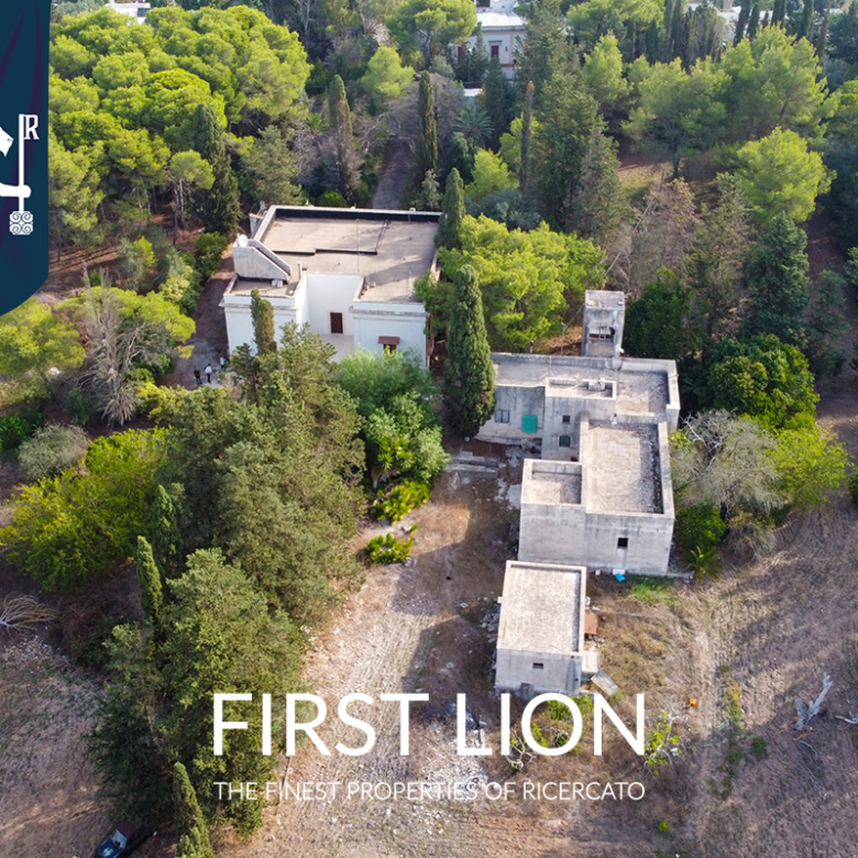 Villa padronale con casa colonica annessa in  Via M.L.Caroli n.12, Lecce