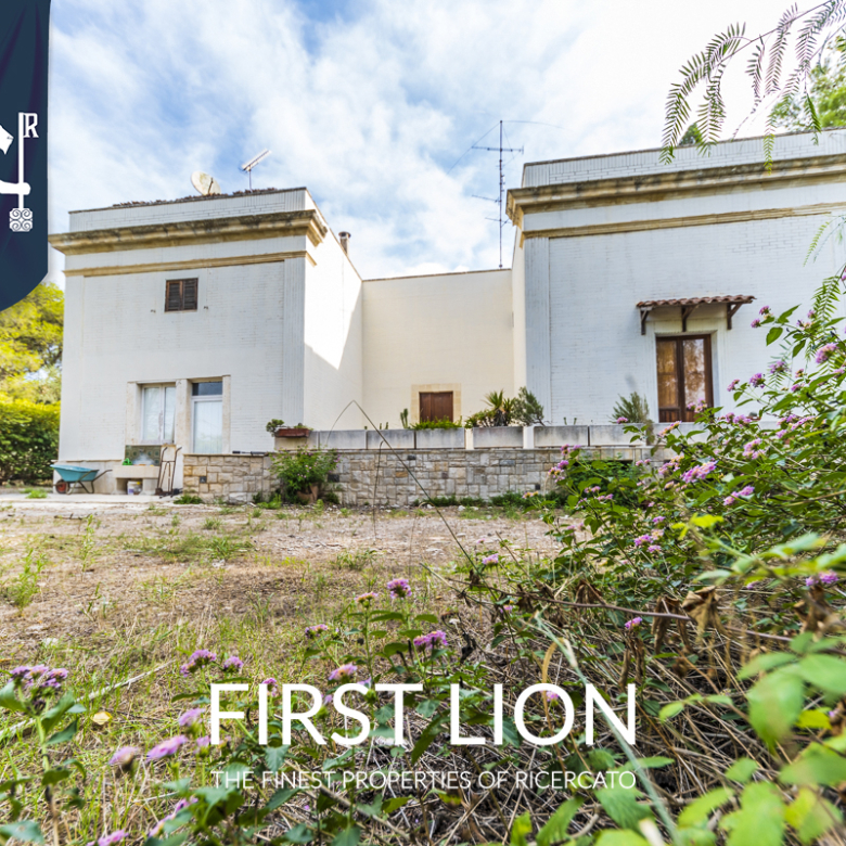 Villa padronale con casa colonica annessa in  Via M.L.Caroli n.12, Lecce