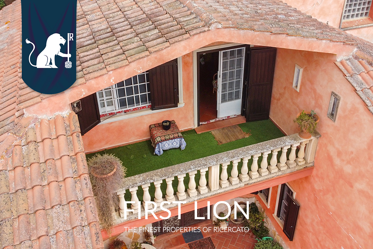 Prestigiosa Villa Indipendente Con Campo Da Tennis