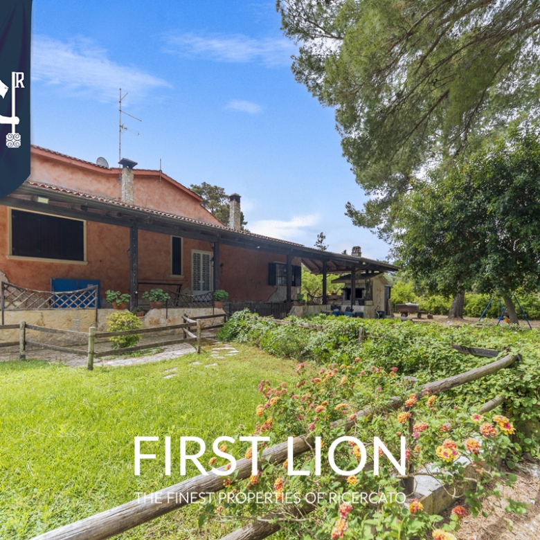 Prestigiosa Villa Indipendente Con Campo Da Tennis