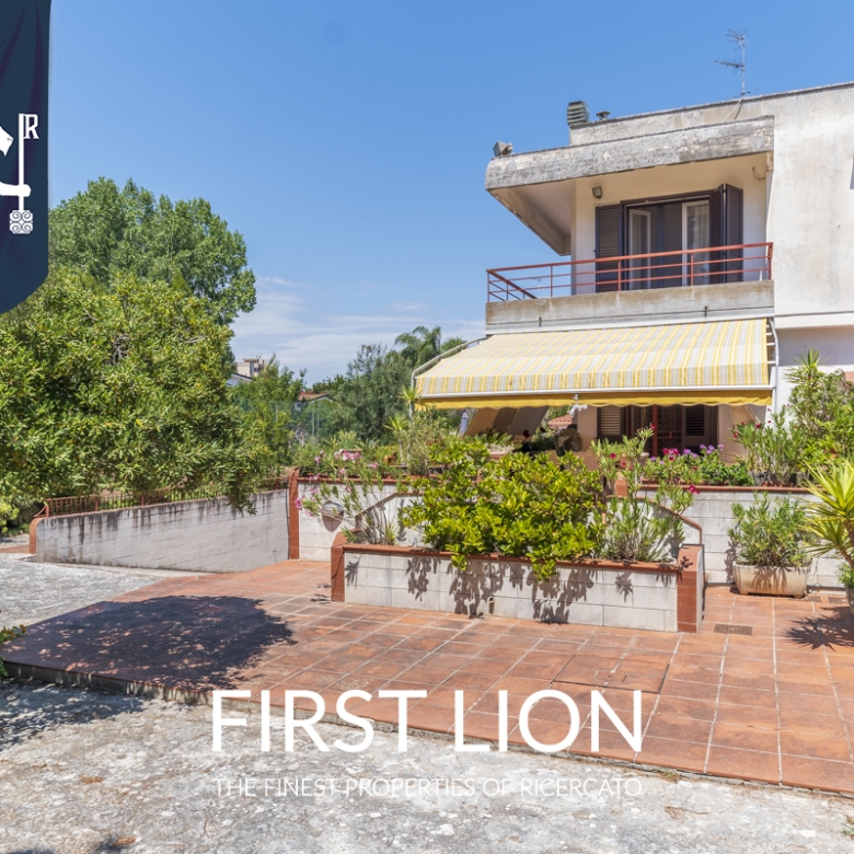Villa con giardino in Via Potenza, Lecce