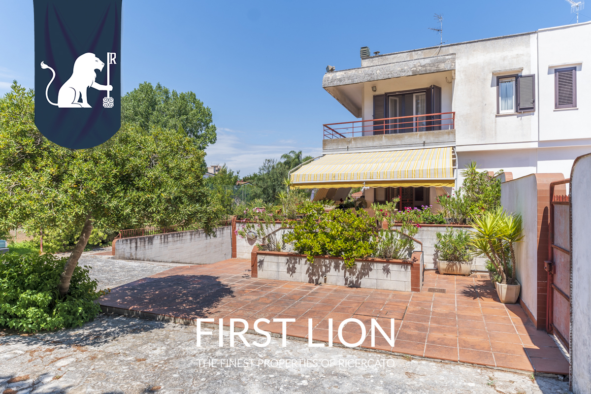 Villa con giardino in Via Potenza, Lecce