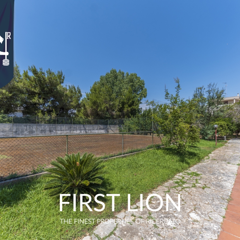 Villa con giardino in Via Potenza, Lecce