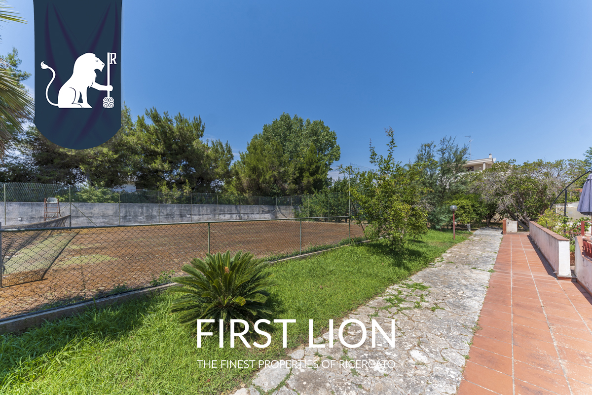Villa con giardino in Via Potenza, Lecce