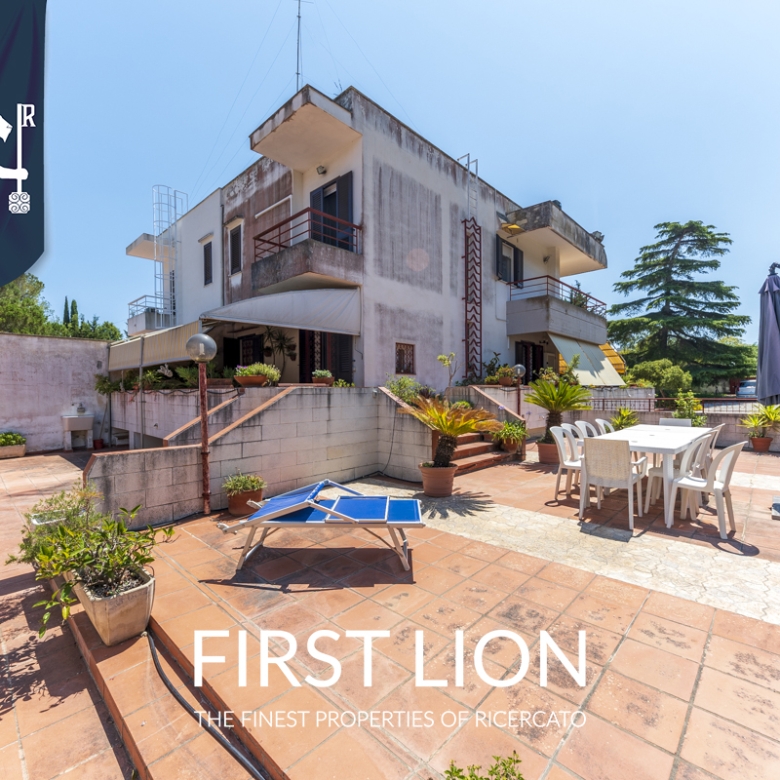 Villa con giardino in Via Potenza, Lecce