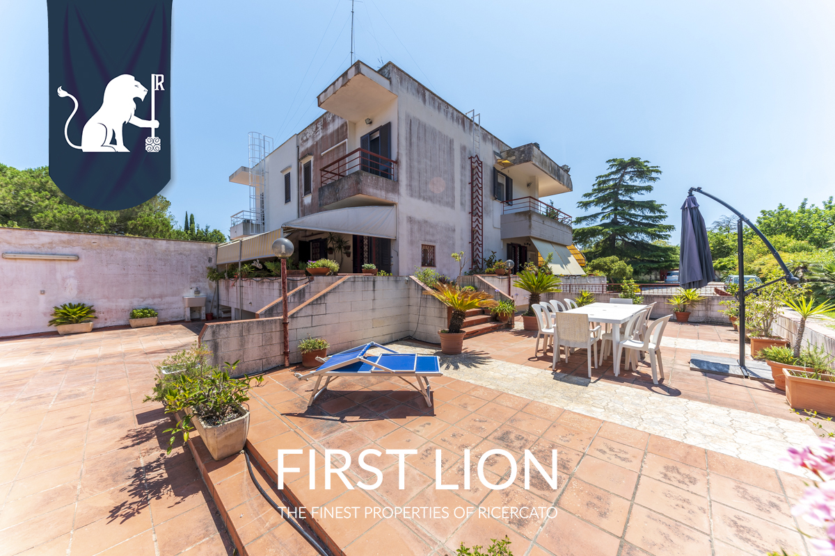Villa con giardino in Via Potenza, Lecce