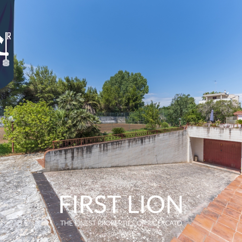 Villa con giardino in Via Potenza, Lecce