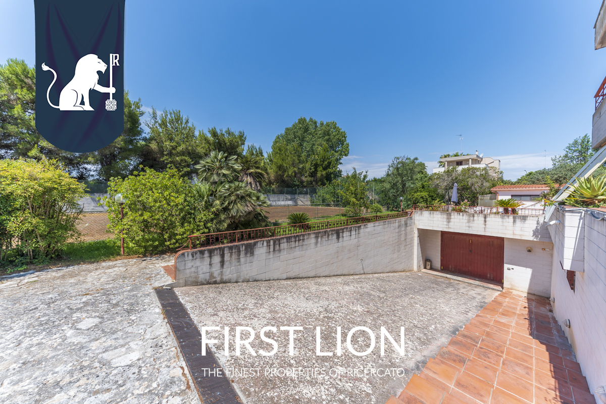 Villa con giardino in Via Potenza, Lecce