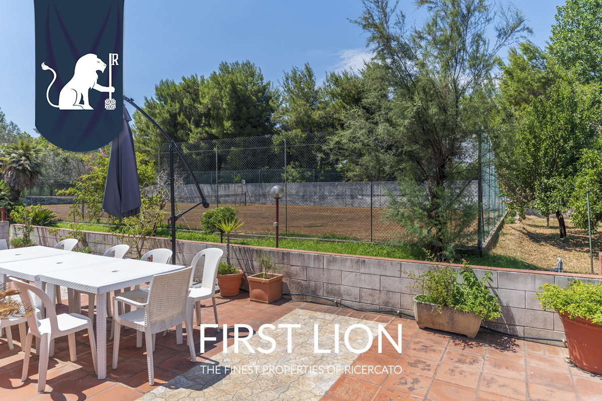 Villa con giardino in Via Potenza, Lecce