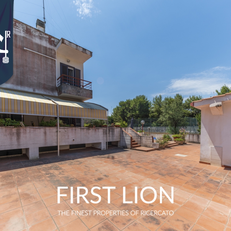 Villa con giardino in Via Potenza, Lecce