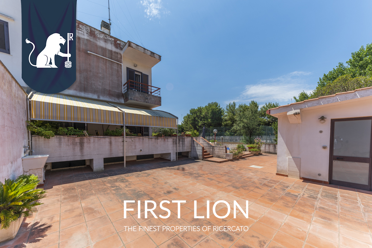 Villa con giardino in Via Potenza, Lecce