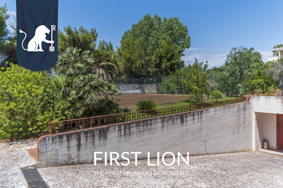 Villa con giardino in Via Potenza, Lecce