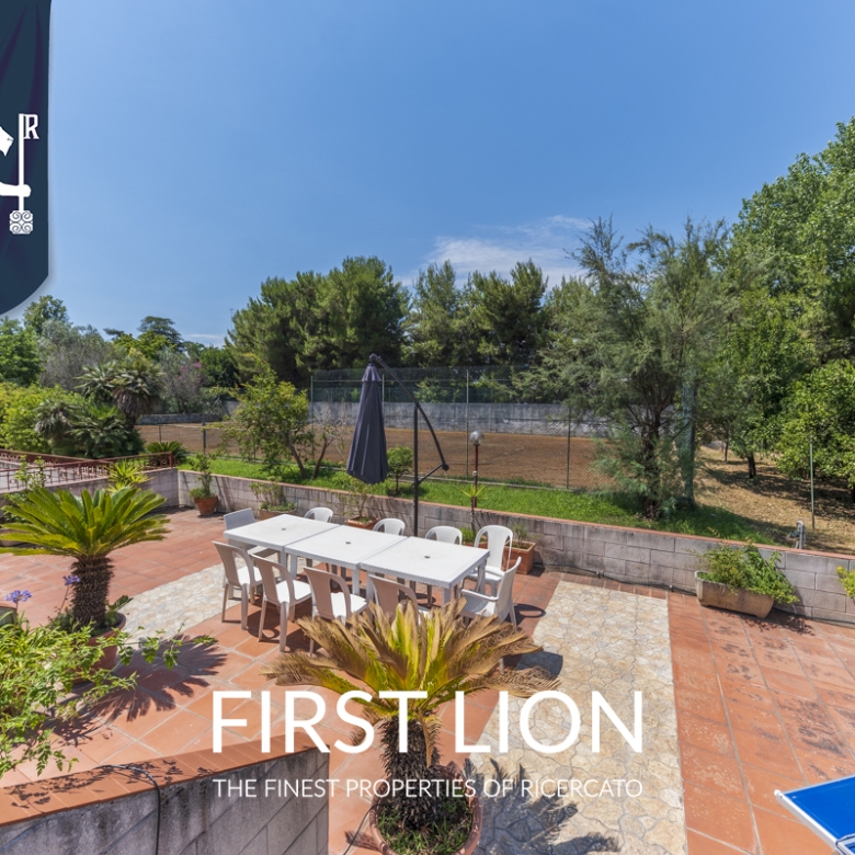 Villa con giardino in Via Potenza, Lecce