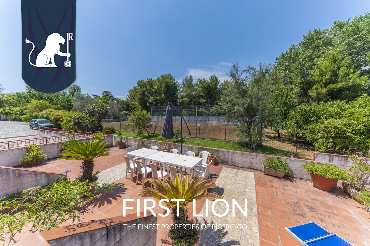 Villa con giardino in Via Potenza, Lecce